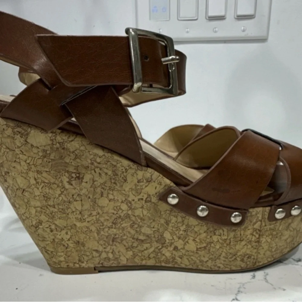 Shoe Dazzle 4” Brown Cork-Textured Platform Wedge Sandals